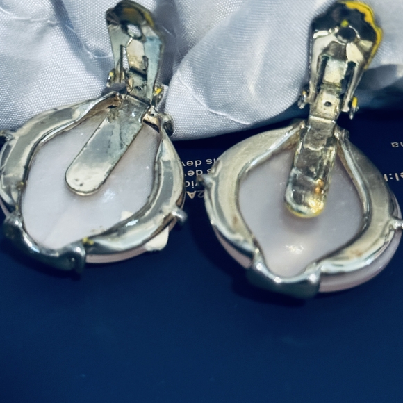 Elegant Gold and Cream Earrings - Picture 2 of 4